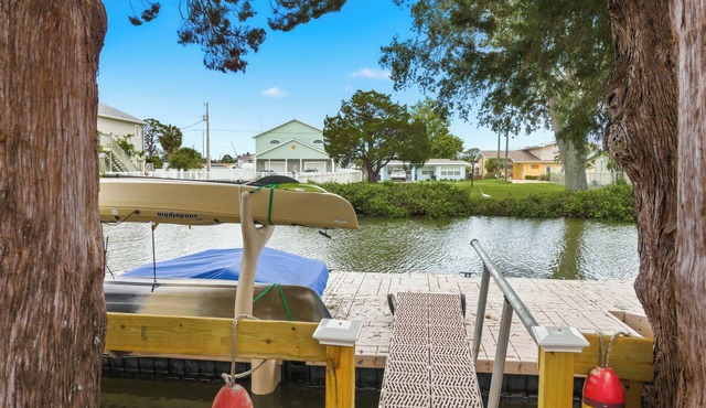 Gulf Front Paradise w/Kayaks & Paddle Boat!