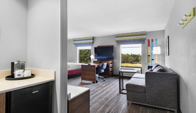 Hampton Inn & Suites Pensacola I-10 N at Univ. Town Plaza