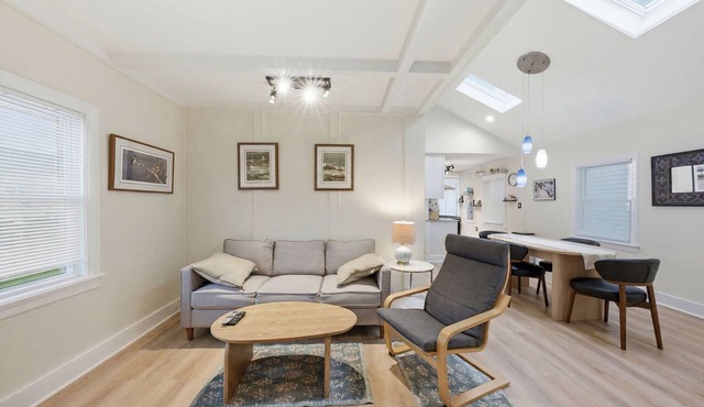 Happy House at the Jersey Shore. 2BR house, AC. Walk to beautiful Belmar beach.