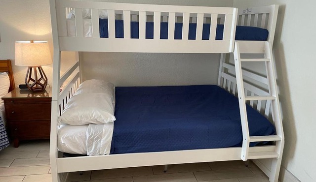 Heated Pool, Bunk Beds, King Bed, Huge TV, Marina, Tiki Bar
