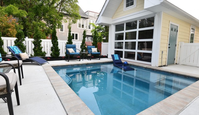 HEATED POOL! CLOSES EARLY NOV.! Cabana! Dine Outside! 1.5 BLOCKS 2 BEACH & TOWN