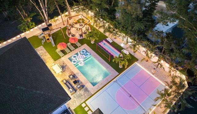 Heated Pool, Pickleball, PuttPutt, Game Room & More! Main Home + Guest House