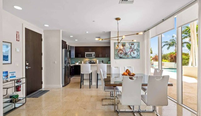 Hemingway 3 Bedroom Condo 2 Blocks from the Beach
