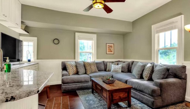 Historic 2-Story Apartment in Downtown Lakeland for long or short term stays.