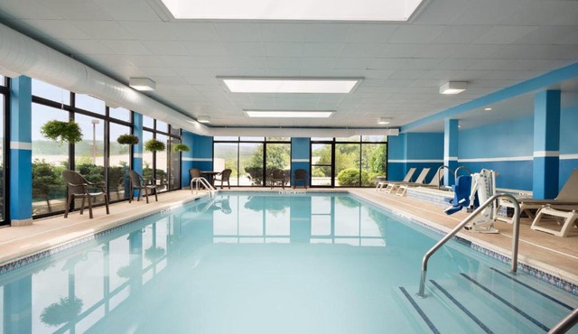 Holiday Inn Express & Suites - North Brunswick by IHG