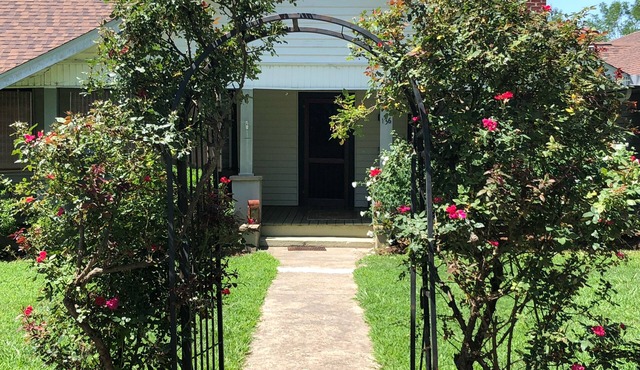 Home SweetHome. Lovely, cozy 3bed home with gas fireplace. Downtown Columbus