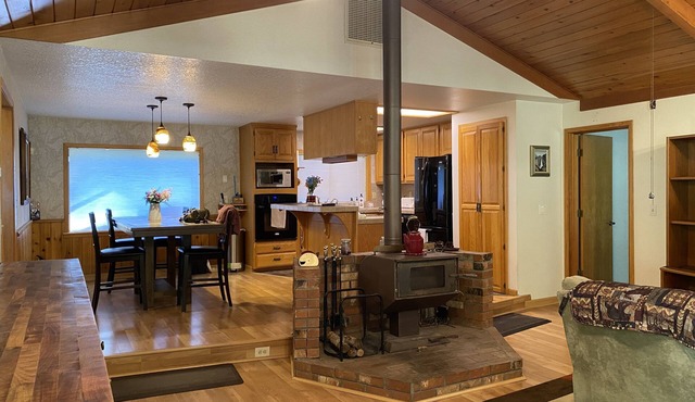 Home with cabin effect- private access to river in Umpqua