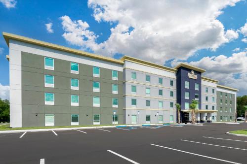 HomeTowne Studios by Red Roof Tampa - Airport