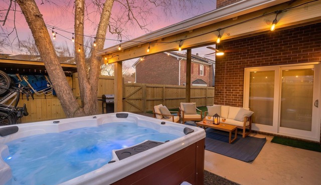 Hot Tub, Putting Green in the Heart of Mt. Pleasant 2-Stories