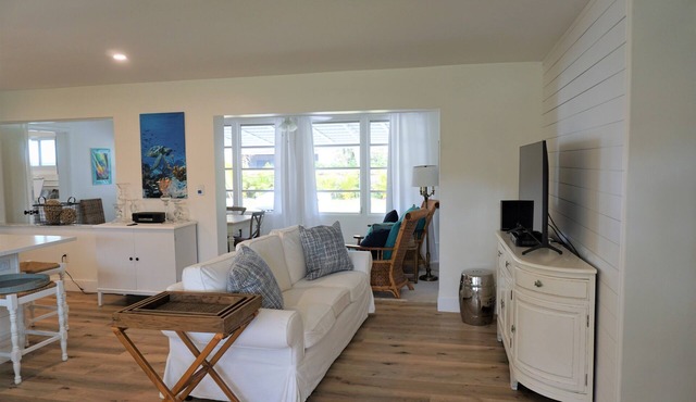 House within minutes to the beach, marina's, and famous Jupiter Lighthouse.