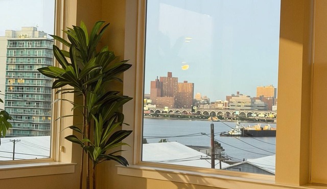 HUDSON VIEW 2-bedroom modern apartment with in charming Edgewater