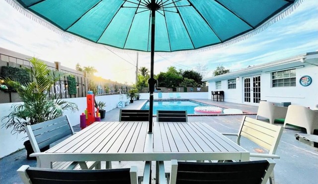 Huge Pool Home, fit up to 14ppl, close to the beach. Central location