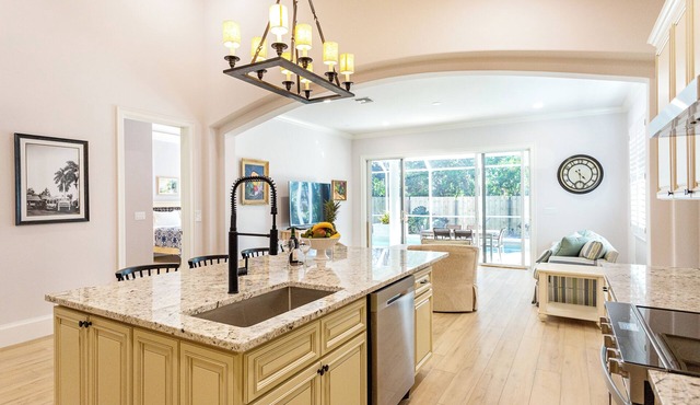 Imola: Newly Remodeled Pool Home Minutes from Vanderbilt Beach. Family-Friendly Retreat with 4 BR, 3.5 Bathrooms, and Private Screened Pool. Perfect Location Near Mercato and Naples Attractions