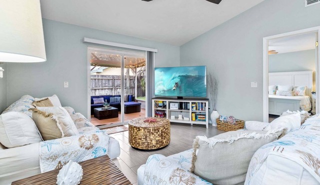 Indialantic Oasis | 2BR, Outdoor Screened-in Patio & BBQ Grill! 🌴🌊