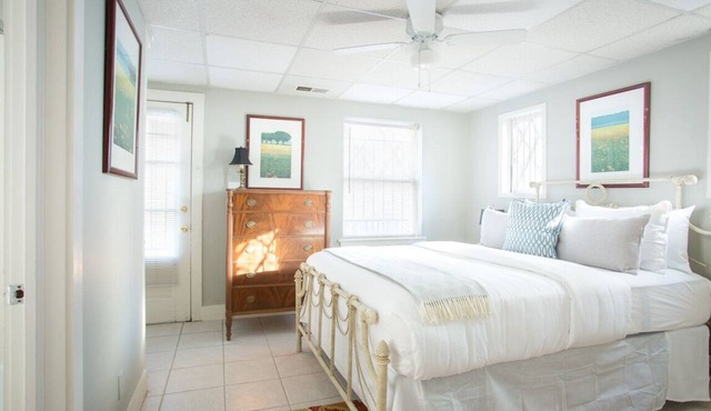 Intimate Getaway for Two, Steps from Forsyth Park by Lucky Savannah