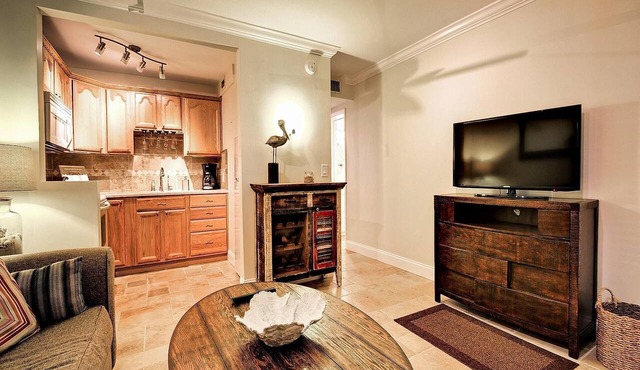 Island Flat 103 Charming Condo
