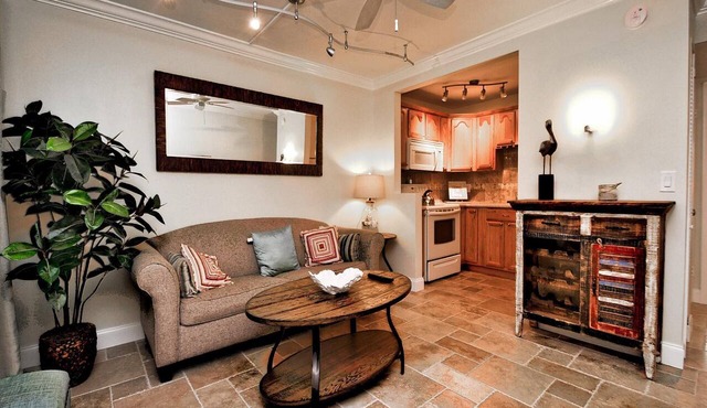 Island Flat 103 Charming Condo