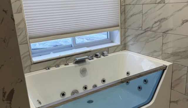 Jericho Gold Coast Suite Jetted Tub Walk to Whole Foods