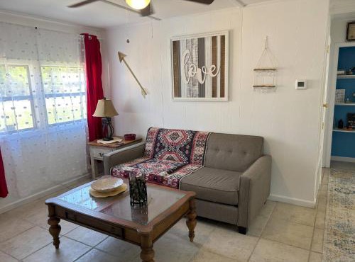 Kid-Friendly/Walk to Playground 2-bedroom house in Gulf Breeze with WiFi and AC
