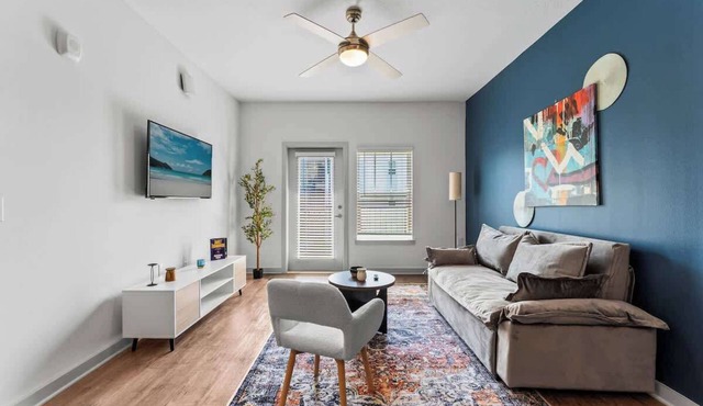 King Apt w/Pool View & Gym Pet Friendly Near Parks