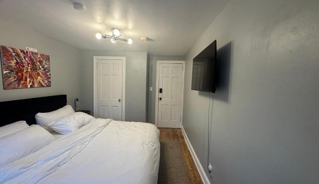 King Bed Near EWR Airport Smart TV Room 2