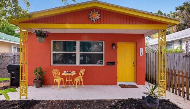 King Bed| Steps from downtown| 5 mins to Beach