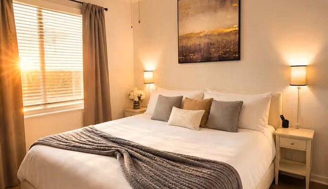 King Bed Suite, 8 Min Airport, Fast WiFi & Gym