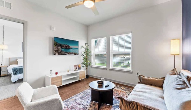 King Suite: Gym, Pool & Free Parking Near Disney