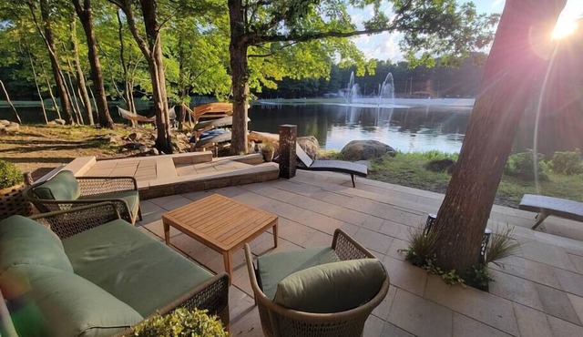 Lady of the Lake-Poconos Premier Lakefront Retreat