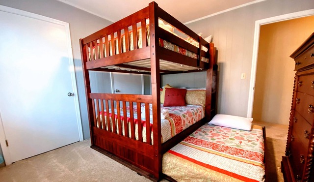 Lake Hartwell/Clemson w/ Game Rm & Dock on Water, Pet Friendly, High Speed Wifi in Anderson
