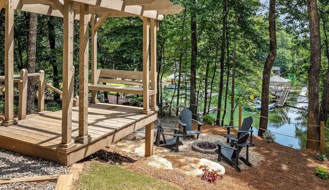 Lake Keowee Retreat close to Trails & Wineries!