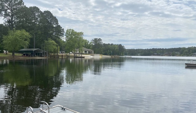 Lake Murray Gem- 3 Bedroom Chalet with dock + deck