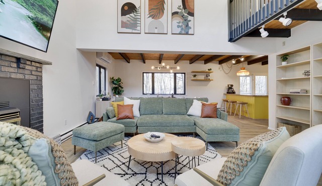 Lake Retreat: Hot Tub, Sauna, Game Room, Stream, EV and Stunning Backyard Views