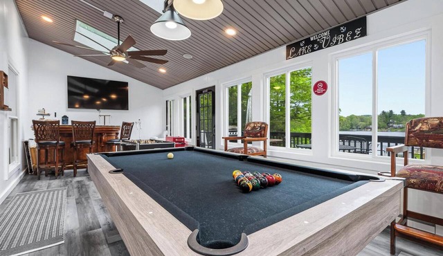 Lake VibeZ: 5BR Pocono Lakefront, Private Dock, Swim, Kayaks, Boats & Golf