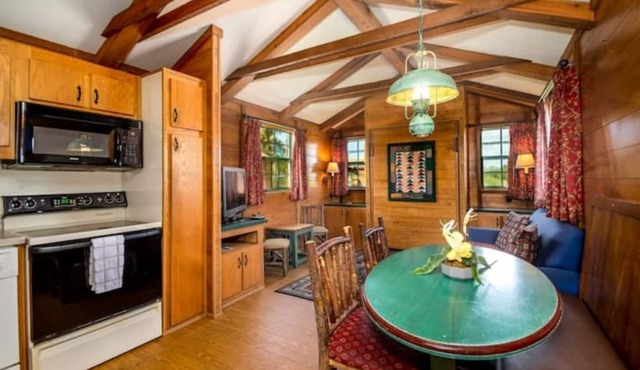 Lakefront Cabin #407, 10mins to Beach/Dog Friendly/Prime Location/BOOK TODAY in Seminole