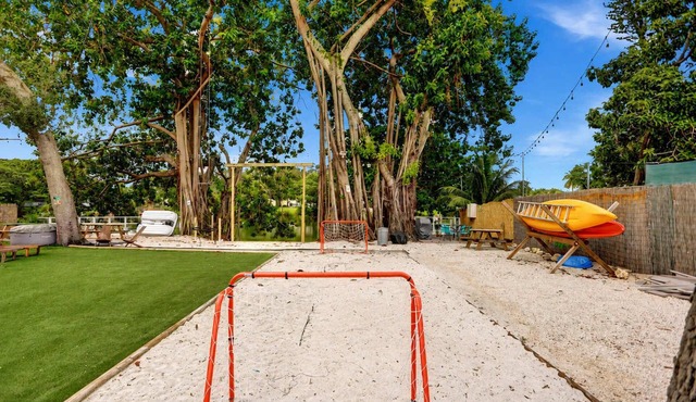 Lakefront Oasis | BBQ, Pool, Kayaks & Sleeps 10