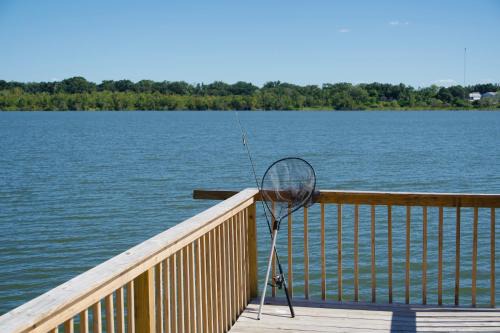 Lakefront - Private Fishing Dock - Ample Parking