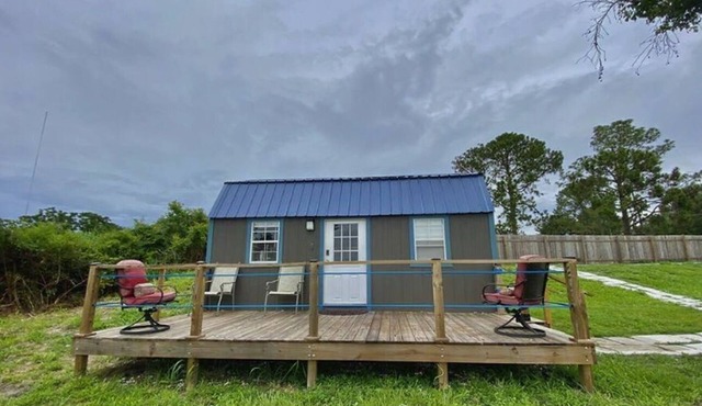 Lakefront Tiny Cottage 4 Miles to LEGOLAND.