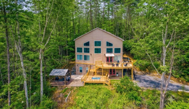 Lakeshore Retreat with Lake Lanier views & hot tub