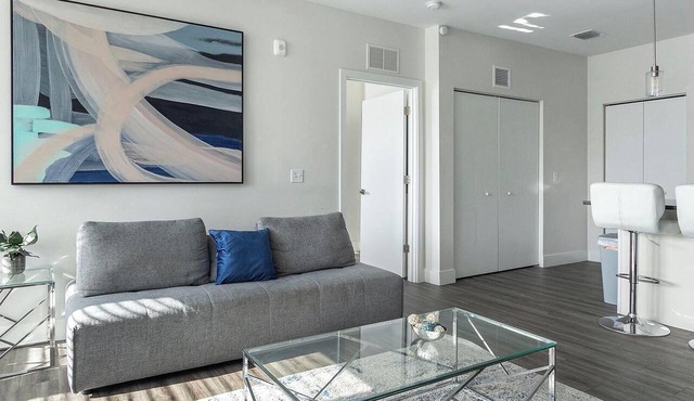 Landing | Beautiful 2BD, Pool, Gym