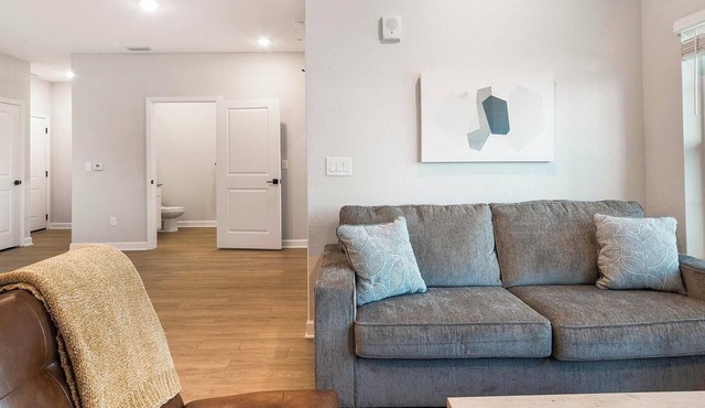 Landing | Beautiful 2BD, Gym, Pool
