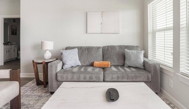 Landing | Chic 2BD, Pool