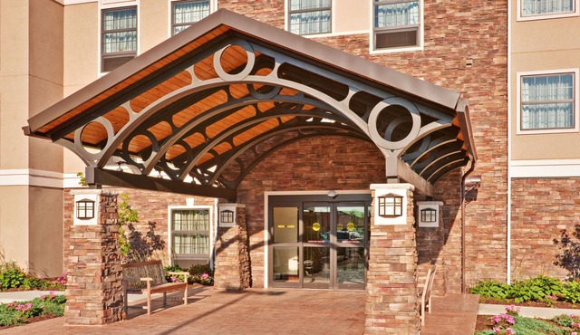 Largest 2-BR Suite, Sleeps 7 Near Buffalo in West Seneca