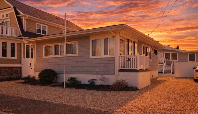 Lavallette BEACH BLOCK, Wifi, C- AC, sleeps 9, 2 Baths, 9 Houses to Beach!