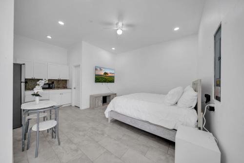 Lehigh Oasis Private Studio with King Bed