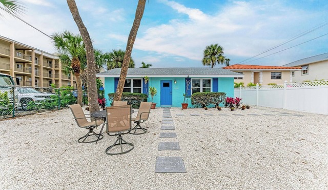 Lido Key House- Ultimate Beach Escape, Steps from the beach & St. Armand's