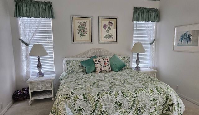 "Light & Bright" 3-bedroom condo in beautiful Lexington Country Club