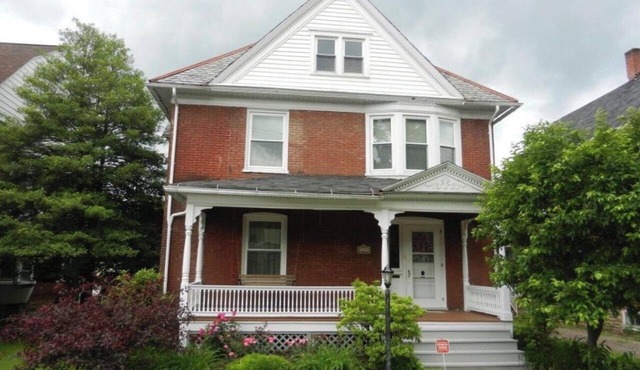 Little League Getaway - Sleeps 10 - Spacious 4-bedroom, mins from stadium