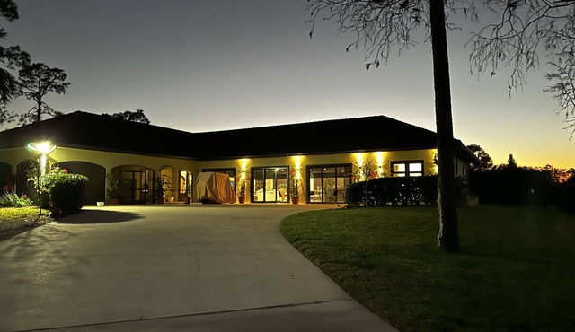 LOCATION , LOCATION, LOCATION ! LUXURY OAKES ESTATES HOME FOR SEASONAL RENTAL
