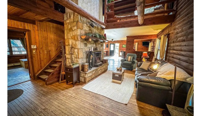 Log cabin unique getaway, private, city & river views, hot tub, pet friendly!